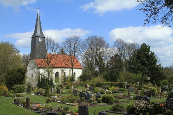 Evangelische Kirche Lotte – geweiht am 4. Dezember 1315, bekannt für den geneigten Westturm