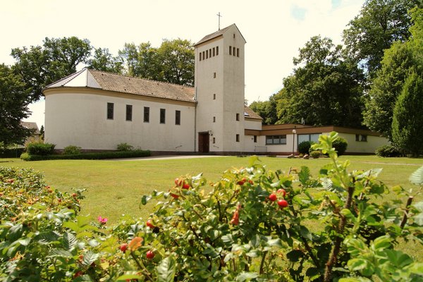 Evangelische Friedenskirche Büren – klassisch-romanischer Einfluss, erbaut 1954/55